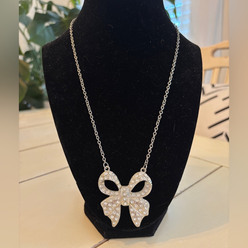 Rhinestone Bow Pendant Necklace Costume Jewelry - Picture 4 of 4